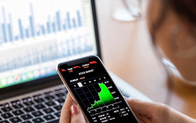 Retail Investors Put the Squeeze on Hedge Funds